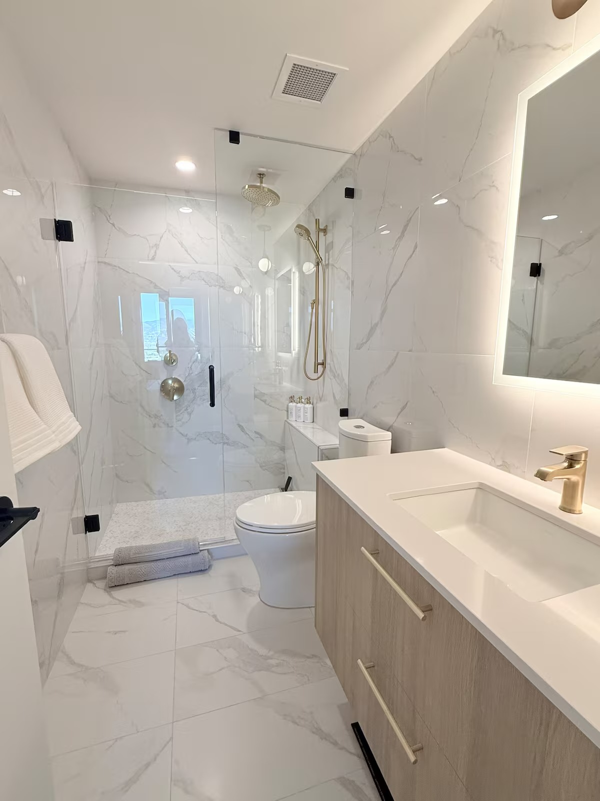 Full Bathroom 1